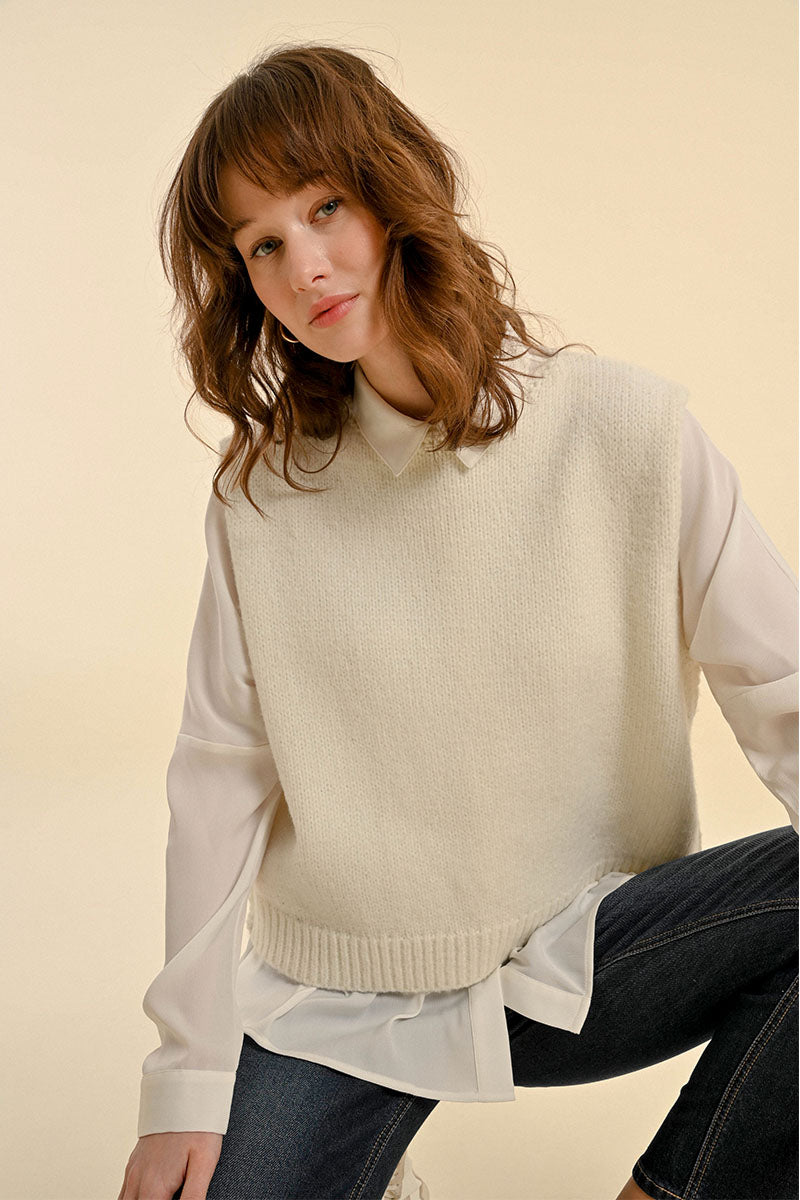 KNITTED SLEEVELESS SWEATER
